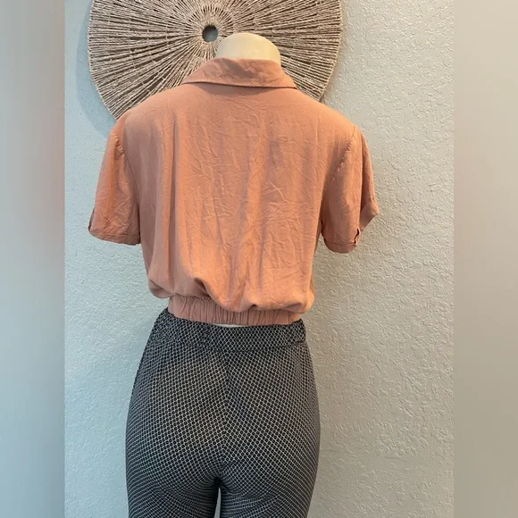 Cropped Buttoned Top - Picture 3 of 4